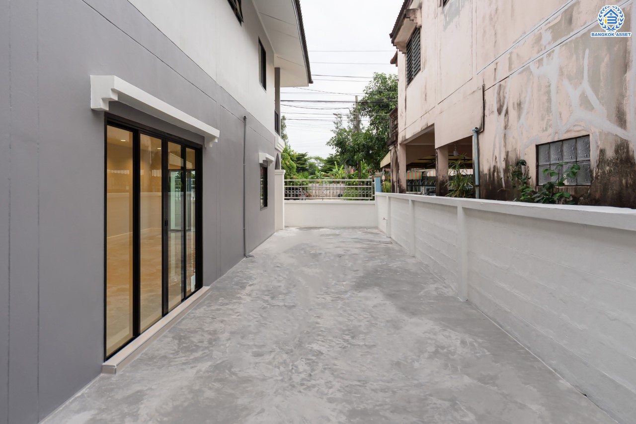 บ้านมือสองตกแต่งใหม่ ม.ดอนเมืองวิลล่า2 เพิ่มสิน บ้านเดี่ยวหลังใหญ่ เนื้อที่ 60 ตร.ว. ฟังก์ชัน 4 ห้องนอน 2 ห้องน้ำ จอดรถได้ 2 คัน บนทำเลเดินทางสะดวก เชื่อมต่อถ.สายไหม, ถ.พหลโยธิน ใกล้รถไฟฟ้าสายสีเขียว "สถานีสะพานใหม่" และทางด่วน "ฉลองรัช" รายล้อมด้วยสิ่งอำนวยความสะดวกครบครัน